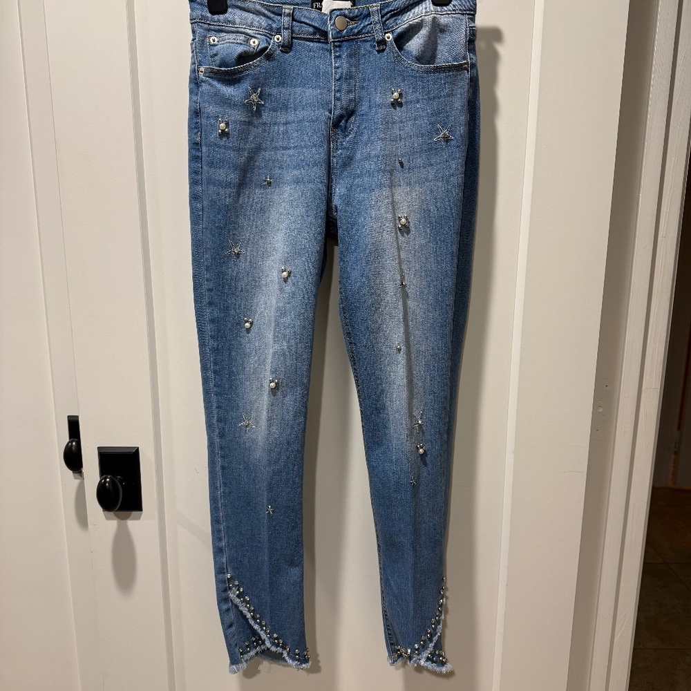 Frank Lyman Embellished light wash denim jeans in size M